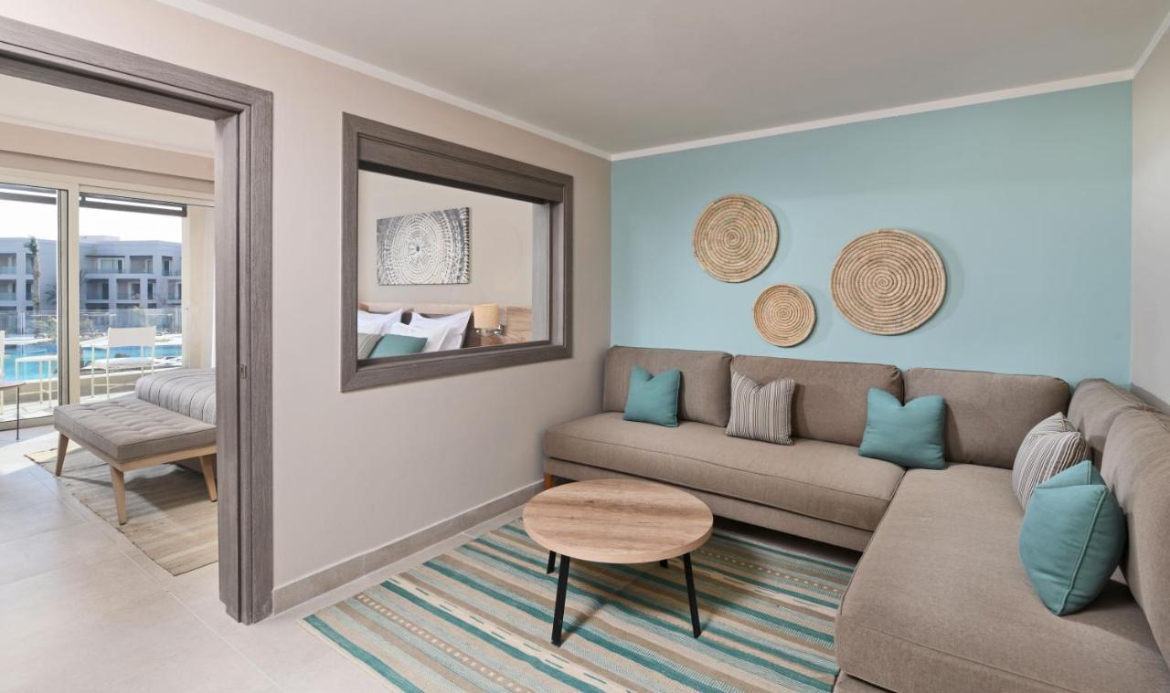 Steigenberger Resort Ras Soma Hurgada Dış mekan fotoğraf A living room at the Hilton Garden Inn in Cape Town, South Africa